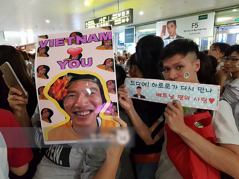 Nóng: Lee Kwang Soo xuất hiện chớp nhoáng trong sự chào đón cực sung của hàng ngàn fan Việt tại Nội Bài